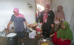 Solidaritas Ibu-ibu di Sragen Bikin Ribuan Nasi Bungkus untuk Korban Banjir