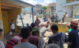 Ngantuk, Mobil MPV Tabrak Warung Makan di Karanganyar, Pembeli Kocar-kacir