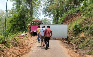 Breaking News! Tak Kuat Menanjak, Kereta Kelinci Terguling di Bulu Sukoharjo