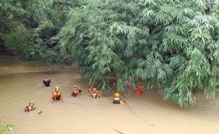 Tim Gabungan SAR Sragen Cari Korban Air Bah Sungai Garuda dengan Teknik Mboyo