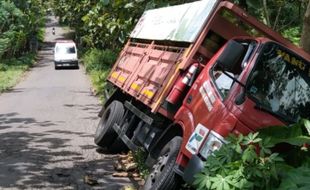 Sopir Ngantuk, Truk Angkut Gas Melon Terperosok Parit di Karanganyar 