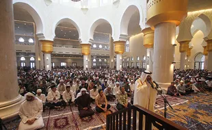 Ribuan Umat Islam Ikuti Salat Jumat Perdana di Masjid Raya Sheikh Zayed Solo