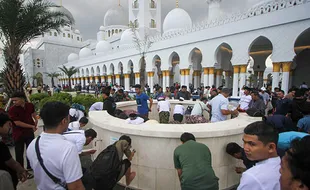 Jelang Ramadan, Masjid Raya Sheikh Zayed Solo Buka Lowongan 100-an Sukarelawan