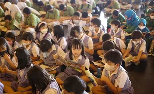 Tingkatkan Literasi, Ribuan Siswa SD dan SMP Ikuti Solo Membaca Buku Massal