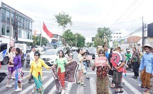 Sarung on The Street Meriahkan Hari Sarung Nasional di Semarang