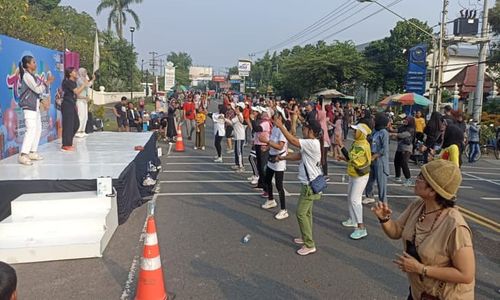 Seru! Radio Solopos Ajak Pengunjung CFD Colomadu Senam Zumba dan Flashmob