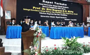 Siti Supeni Dikukuhkan Jadi Guru Besar Kelima Unisri Solo