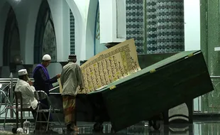 Tradisi Ramadan, Jemaah Masjid Agung Banyuwangi Tadarus dengan Al Quran Raksasa