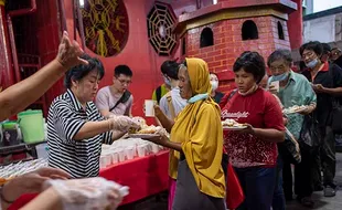 Wujud Toleransi, Vihara Petak Sembilan Jakarta Bagikan Makanan Berbuka Puasa