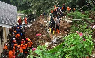 Tebing Rel KA di Bogor Longsor, 2 Orang Meninggal 4 Belum Ditemukan