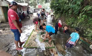 Unik! Tradisi Cuci Karpet & Tikar di Mata Air Senjoyo Semarang Jelang Ramadan