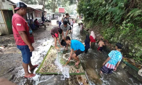 Unik! Tradisi Cuci Karpet & Tikar di Mata Air Senjoyo Semarang Jelang Ramadan