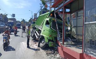 Rem Blong, Truk Muatan Pasir Seruduk Halte Trans Jateng di Bawen Semarang