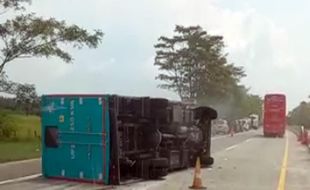 Alami Pecah Ban, Truk Boks Terguling di Jalan Tol Sragen