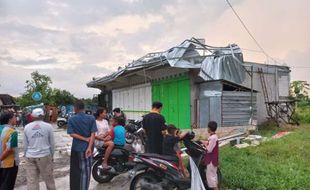 Diembus Angin Kencang, Kanopi & Tiang Penyangga Toko di Ceper Klaten Terangkat