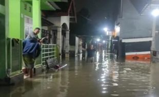 Wilayah Jebres Sempat Banjir, BPBD Solo Kirim Sembako dan Siagakan Perahu