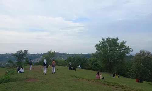 Bukit Senja Diponegoro, Spot Ngabuburit Asik di Semarang Sambil Berburu Senja