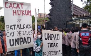 Tuntut Tes Ulang, Peserta Seleksi Perangkat Desa di Kudus Demo