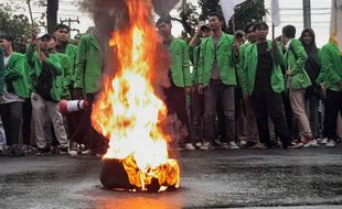 Tolak UU Cipta Kerja, Ratusan Mahasiswa Blokir Jalan Adi Sucipto Solo