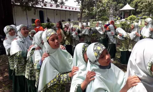 Melihat Keseruan Siswa SD Mainkan Dolanan Lawas di Keraton Solo