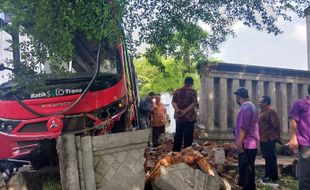 Bus BST Tabrak Gapura Keraton Solo di Jurug, Pemkot: Kerusakan Kategori Ringan