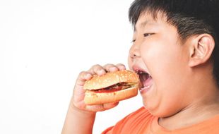 Begini Cara Cegah Anak Makan Camilan Rendah Nutrisi