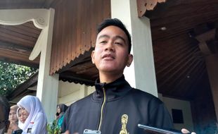 Kode Keras Gibran, Rapat Paripurna DPRD Solo Pakai Jaket Piala Dunia U-20