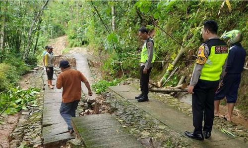 Jalan Ambles dan Longsor, Akses Desa Temboro Karangtengah Wonogiri Terputus