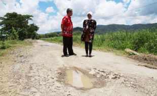 Lebih dari 0,5 Km Jalan di Karangturi Klaten Rusak Parah gegara Truk Uruk Tol