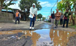 Cek Kondisi Jalan Rusak di Wedi-Bayat, Bupati Klaten Disambut Jebakan Batman