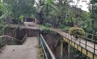 Hujan Deras, Jembatan Sepanjang 30 Meter di Bancak Semarang Ambrol