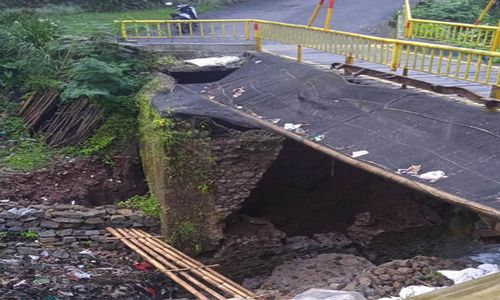 Baru 4 Bulan Dibangun, Jembatan Darurat Nglurah Tawangmangu Ambrol Lagi