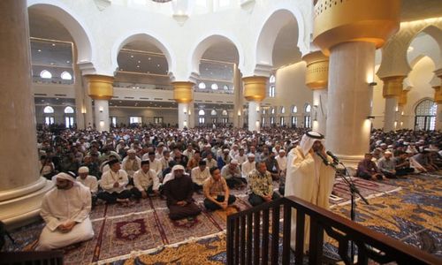 Salat Jumat Perdana di Masjid Sheikh Zayed Solo, Gibran: Warga Wis Tertib