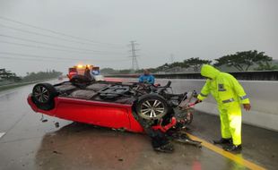 Honda Jazz Kecelakaan Tunggal hingga Terbalik di Tol Madiun, 2 Orang Meninggal