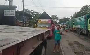 Jalur Pantura Pati-Rembang Macet Parah, Pengusaha Truk Merugi