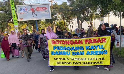 Tanah Leluhur & Kembang Dibawa saat Boyongan Pedagang ke Pasar Sukowati Sragen