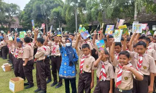 Jambu Carlin dan Donasi Buku Tandai Gerakan Literasi di SMPN 1 Kalikotes Klaten