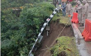 Awas! Ada Longsor Sepanjang 20 Meter di Bahu Jalan Jalur SSB Cepogo Boyolali