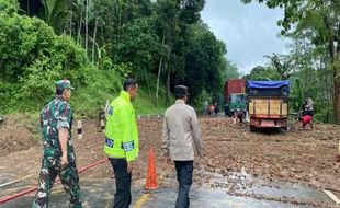 Longsor Terjang Pringsurat Temanggung, Jalur Jogja-Semarang Sempat Lumpuh