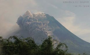 Merapi Luncurkan Awan Panas, Warga Dilarang Beraktivitas di Area Potensi Bahaya