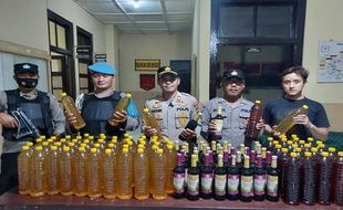 Siap Dipasarkan, Ratusan Botol Miras Disita Polisi di Depan Toko Muntilan