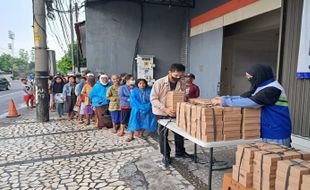 Puluhan Warga Antre Ambil Paket Takjil di Al Abidin Solo, 30 Menit Ludes