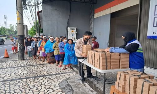 Puluhan Warga Antre Ambil Paket Takjil di Al Abidin Solo, 30 Menit Ludes