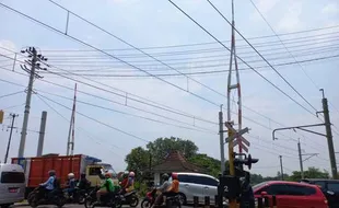 Nekat Menerobos, Truk Tabrak Pintu Perlintasan KA Sekaran Klaten sampai Rusak