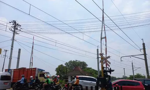 Nekat Menerobos, Truk Tabrak Pintu Perlintasan KA Sekaran Klaten sampai Rusak