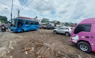 Warga Sewa Lahan untuk Parkir Kendaraan Jemaah Masjid Raya Sheikh Zayed Solo