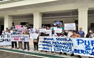 Kawal Sidang Gugatan, Puluhan Korban PHK Bentangkan Poster di Pengadilan Jogja