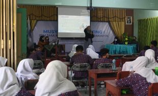 AIESEC UNS Edukasi Bahaya Pernikahan Dini di 4 Sekolah di Solo