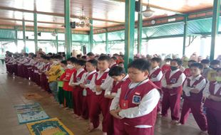 Menggemaskan! Begini Keseruan Anak-Anak SD Belajar Salat di Masjid Al Wustho