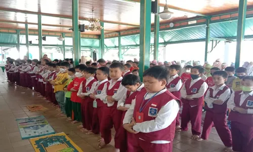 Menggemaskan! Begini Keseruan Anak-Anak SD Belajar Salat di Masjid Al Wustho